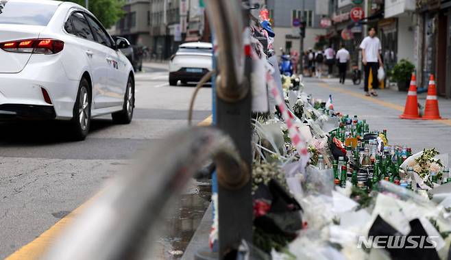 [서울=뉴시스] 추상철 기자 = 7일 오후 서울 중구 시청역 교차로 인근에서 발생한 차량 인도 돌진사고 현장에 시민들이 두고 간 각종 추모 물품이 수북히 쌓여 있다. 2024.07.07. scchoo@newsis.com