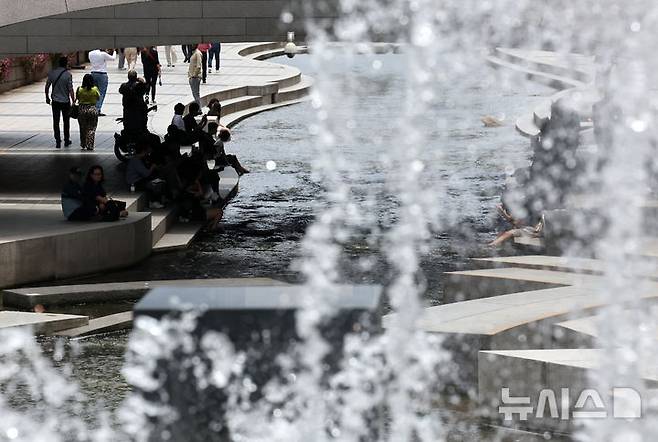 [서울=뉴시스] 배훈식 기자 = 전국 대부분 지역에 폭염특보가 발효된 2일 오후 서울 종로구 청계천을 찾은 시민들이 다리 아래 그늘에서 더위를 식히고 있다. 2025.07.02. dahora83@newsis.com