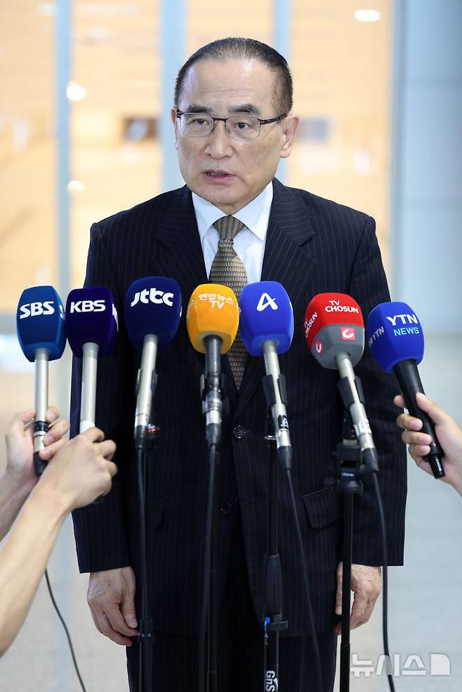 [인천공항=뉴시스] 조성우 기자 =  위성락 대통령실 국가안보실장이 6일 오전 인천국제공항 제2여객터미널에서 미국으로 출국하기 전 취재진 질문에 답변하고 있다. 2025.07.06. xconfind@newsis.com