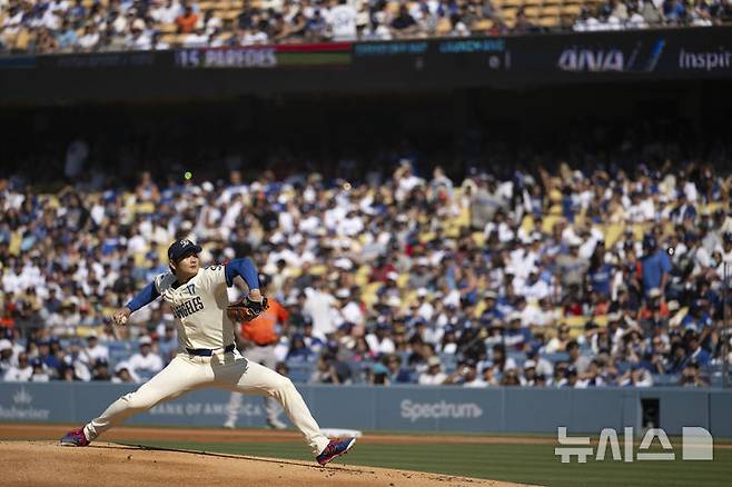 [로스앤젤레스=AP/뉴시스] 미국 메이저리그 LA 다저스의 오타니 쇼헤이가 5일(현지 시간) 미국 캘리포니아주 로스앤젤레스에서 열린 2025 MLB 휴스턴 애스트로스와의 경기에서 선발 투수로 등판해 1회 공을 던지고 있다. 2025.07.06.