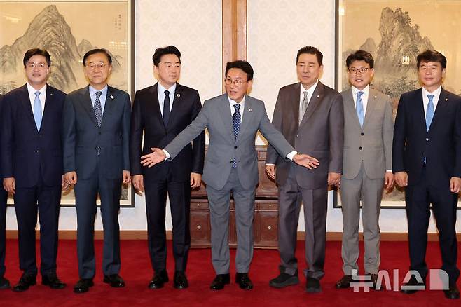 [서울=뉴시스] 조성우 기자 = 김민석 국무총리와 김병기 더불어민주당 대표 직무대행 겸 원내대표, 강훈식 대통령 비서실장 등이 6일 오후 서울 종로구 삼청동 국무총리 공관에서 열린 이재명 정부 첫 고위당정협의회에서 기념촬영을 하고 있다. 2025.07.06. xconfind@newsis.com