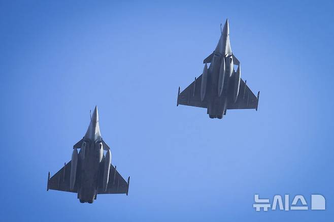 [탈린(에스토니아)=AP/뉴시스]프랑스 라팔 전투기들이 2월24일 에스토니아 탈린에서 열린 에스토니아 건국 107주년 기념행사에서 탈린 상공을 비행하고 있다. 지난 5월 인도와 파키스탄 충돌 당시 중국의 J-10C 전투기가 프랑스제 라팔 전투기를 격추한 후 중국이 라팔기 성능에 대한 의구심을 확산시키기 위해 외국 주재 중국 대사관들을 동원, 라팔 전투기의 명성과 판매를 훼손시키려 하고 있다고 프랑스 군과 정보 당국이 밝혔다. 2025.07.06.