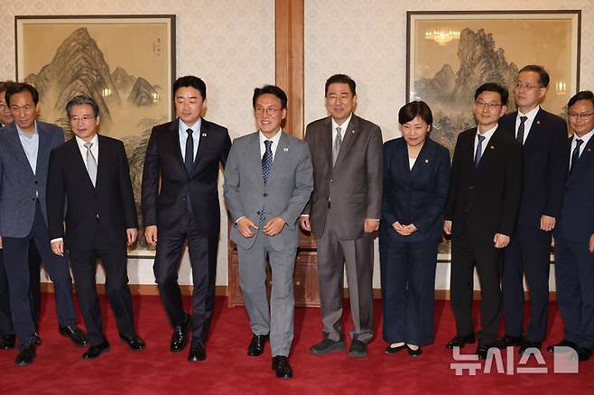 [서울=뉴시스] 조성우 기자 = 김민석 국무총리와 김병기 더불어민주당 대표 직무대행 겸 원내대표, 강훈식 대통령 비서실장 등 참석자들이 6일 오후 서울 종로구 삼청동 국무총리 공관에서 열린 이재명 정부 첫 고위당정협의회에서 기념촬영을 하고 있다. (공동취재) 2025.07.06. photo@newsis.com