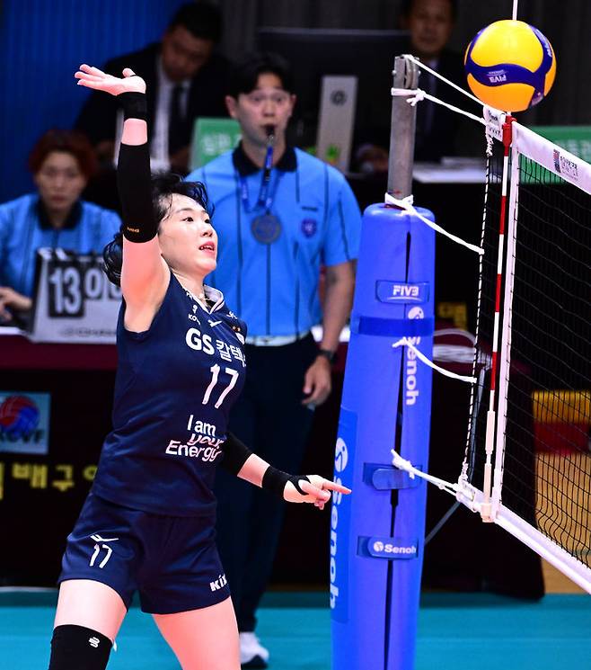 [서울=뉴시스] 여자배구 GS칼텍스 김미연이 2일 충북 단양의 단양국민체육센터에서 열린 2025 한국실업배구연맹&프로배구 퓨처스 챔프전 조별예선에서 현대건설과 경기를 펼치고 있다. (사진=KOVO 제공) 2025.07.02.  *재판매 및 DB 금지