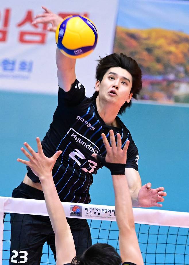 [서울=뉴시스] 남자배구 현대캐피탈 이승준이 5일 충북 단양의 단양국민체육센터에서 열린 2025 한국실업배구연맹&프로배구 퓨처스 챔프전 조별예선에서 KB손해보험과 경기를 펼치고 있다. (사진=KOVO 제공) 2025.07.05. *재판매 및 DB 금지