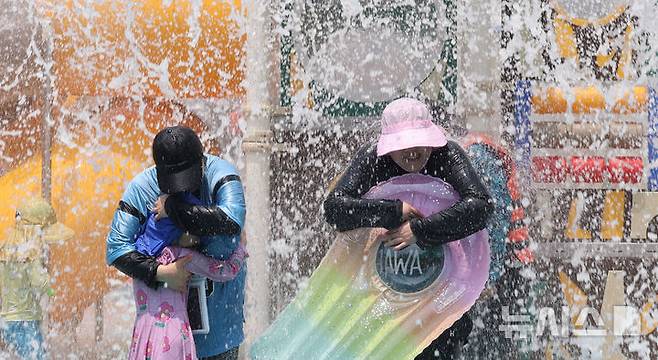 [인천=뉴시스] 전진환 기자 = 전국에 폭염특보가 발효중인 6일 개장 후 첫 주말을 맞은 인천 남동구 남동물빛놀이터를 찾은 시민들이 물놀이로 더위를 식히고 있다.  2025.07.06. amin2@newsis.com
