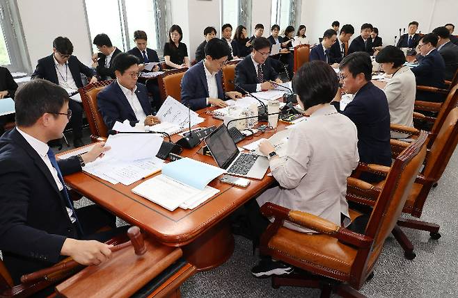 지난 2일 국회에서 열린 예산결산특별위원회의 2025년도 제2회 추가경정예산안 등 조정소위원회에서 더불어민주당 소속 한병도 위원장이 의사봉을 두드리고 있다. 연합뉴스
