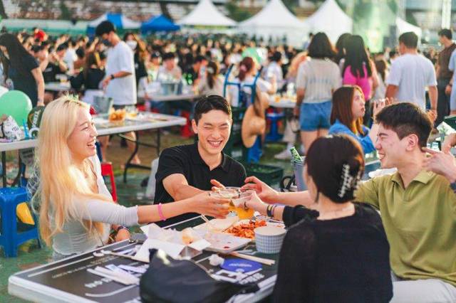 전북 전주 ‘가맥축제’에서 참가자들이 맥주를 즐기고 있다.
