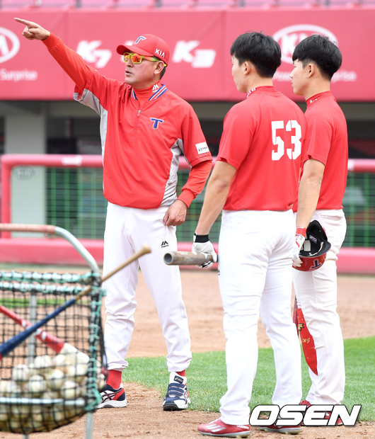 김기태 전 감독이 2015시즌 김호령과 최원준에게 타격을 지도하고 있는 모습./OSEN DB