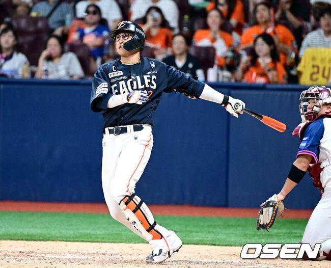 [OSEN=고척, 최규한 기자] 5일 서울 고척스카이돔에서 ‘2025 신한 SOL Bank KBO리그’ 키움 히어로즈와 한화 이글스의 경기가 열렸다.홈팀 키움은 라클란 웰스, 방문팀 한화는 류현진을 선발로 내세웠다.8회초 2사 1루 상황 한화 채은성이 역전 좌월 투런포를 날리고 있다. 2025.07.05 / dreamer@osen.co.kr