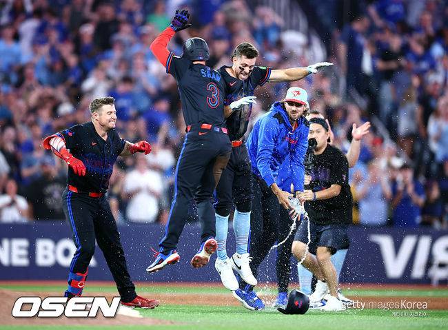 [사진] 토론토 선수들이 5일 LA 에인절스전을 10회 끝내기로 승리한 뒤 기뻐하고 있다. ⓒGettyimages(무단전재 및 재배포 금지)