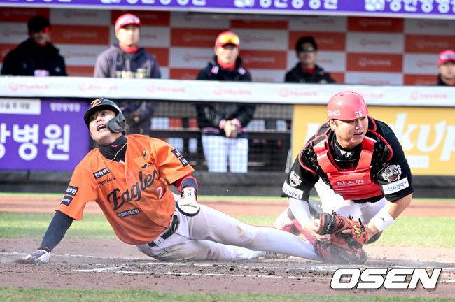 [OSEN=대전, 최규한 기자] 30일 대전한화생명볼파크에서 ‘2025 신한 SOL Bank KBO리그’ 한화 이글스와 KIA 타이거즈의 경기가 열렸다.홈팀 한화는 류현진, 방문팀 KIA는 아담 올러를 선발로 내세웠다.7회말 1사 1, 3루 상황 한화 플로리얼의 내야 땅볼 때 홈으로 쇄도한 주자 심우준이 세이프되고 있다. 2025.03.30 / dreamer@osen.co.kr