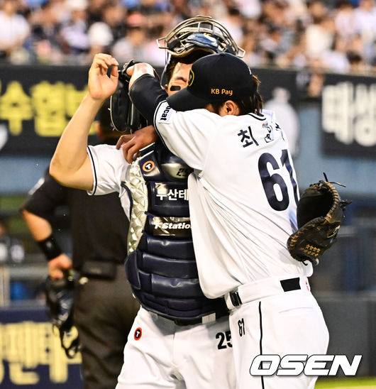 [OSEN=잠실, 지형준 기자] 5일 오후 서울 잠실구장에서 ‘2025 신한 SOL Bank KBO리그’ 두산 베어스와 KT 위즈의 경기가 열렸다.두산은 최원준, KT는 쿠에바스를 선발로 내세웠다.6회초 수비를 마친 두산 최원준이 양의지와 기뻐하고 있다. 2025.07.05 /jpnews@osen.co.kr