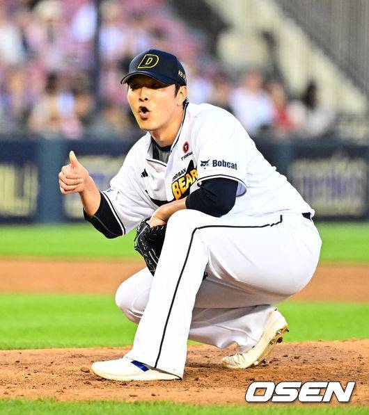 [OSEN=잠실, 지형준 기자] 5일 오후 서울 잠실구장에서 ‘2025 신한 SOL Bank KBO리그’ 두산 베어스와 KT 위즈의 경기가 열렸다.두산은 최원준, KT는 쿠에바스를 선발로 내세웠다.6회초 1사 1루에서 두산 최원준이 KT 강현우의 3루땅볼에 호수비를 펼친 박준순을 향해 엄지 손가락을 치켜들고 있다. 2025.07.05 /jpnews@osen.co.kr