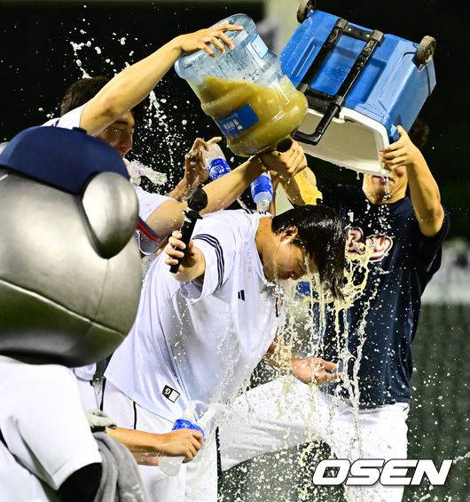 [OSEN=잠실, 지형준 기자] 이렇게 감동적인 승리가 있을까. ‘불운의 예비 FA 잠수함’ 최원준(두산 베어스)이 15전16기 끝 감격 첫 승을 신고했다.&nbsp;프로야구 두산 베어스는 5일 서울 잠실구장에서 열린 2025 신한 SOL뱅크 KBO리그 KT 위즈와의 시즌 11번째 맞대결에서 6-2로 승리했다.&nbsp;두산은 전날 패배 설욕과 함께 2연패에서 탈출하며 시즌 33승 3무 48패를 기록했다. 반면 최근 4연승, 토요일 9연승이 좌절된 KT는 43승 3무 39패가 됐다.&nbsp;경기를 마치고 두산 투수조가 시즌 첫 승을 거둔 최원준에 물을 뿌리고 있다. 2025.07.05