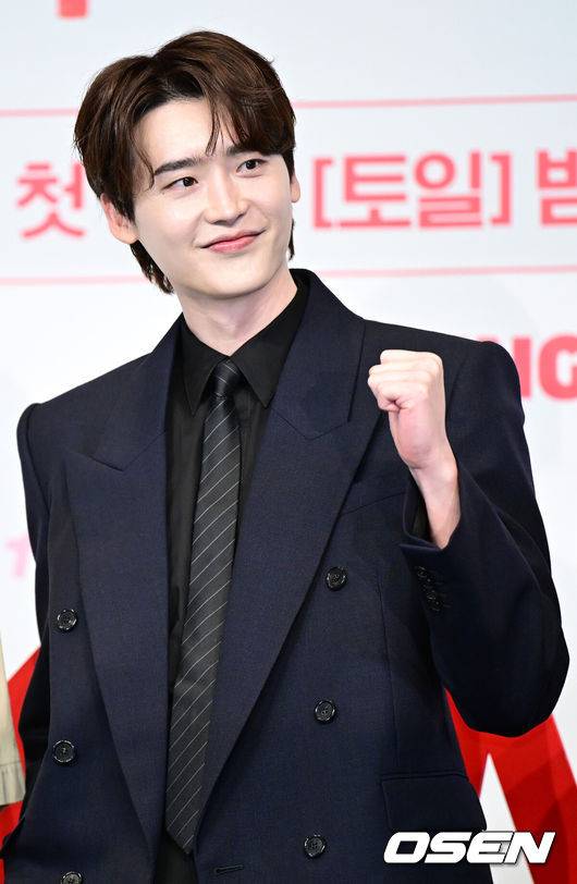 [OSEN=최규한 기자] 1일 오후 서울 신도림동 더링크서울 트리뷰트 포트폴리오 호텔에서 tvN 새 토일드라마 ‘서초동’ 제작발표회가 열렸다.‘서초동’은 매일 서초동 법조타운으로 출근하는 어쏘 변호사(법무법인에 고용되어 월급을 받는 변호사) 5인방의 희로애락 성장기를 담아내는 드라마다.배우 이종석이 포토타임을 하고 있다. 2025.07.01 / dreamer@osen.co.kr
