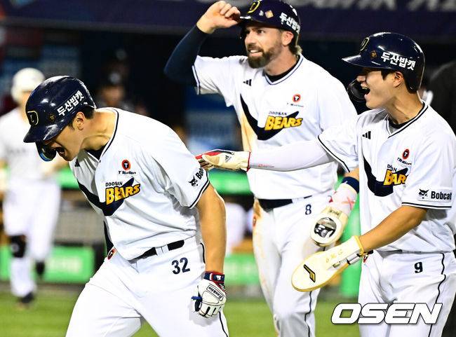 [OSEN=잠실, 지형준 기자] 6일 오후 서울 잠실구장에서 ‘2025 신한 SOL Bank KBO리그’ 두산 베어스와 KT 위즈의 경기가 열렸다.두산은 최승용, KT는 엔마누엘 데 헤이수스를 선발로 내세웠다.두산은 이날 2024시즌을 끝으로 은퇴를 선언한 김재호의 은퇴식을 개최한다. 은퇴식 테마는 ‘베어스 올타임 No.1 유격수 김재호’이다. 김재호는 은퇴선수 특별 엔트리를 통해 1군 엔트리에도 이름을 올렸다.&nbsp;8회말 무사 1,2루에서 두산 김재환이 역전 스리런포를 날리며 기뻐하고 있다. 2025.07.05 /jpnews@osen.co.kr