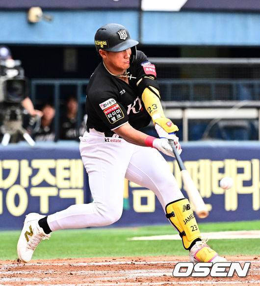 [OSEN=잠실, 지형준 기자] 6일 오후 서울 잠실구장에서 ‘2025 신한 SOL Bank KBO리그’ 두산 베어스와 KT 위즈의 경기가 열렸다.두산은 최승용, KT는 엔마누엘 데 헤이수스를 선발로 내세웠다.두산은 이날 2024시즌을 끝으로 은퇴를 선언한 김재호의 은퇴식을 개최한다. 은퇴식 테마는 ‘베어스 올타임 No.1 유격수 김재호’이다. 김재호는 은퇴선수 특별 엔트리를 통해 1군 엔트리에도 이름을 올렸다.&nbsp;3회초 2사 2루에서 KT 안현민이 역전 좌전 적시타 날리고 있다. 2025.07.05 /jpnews@osen.co.kr