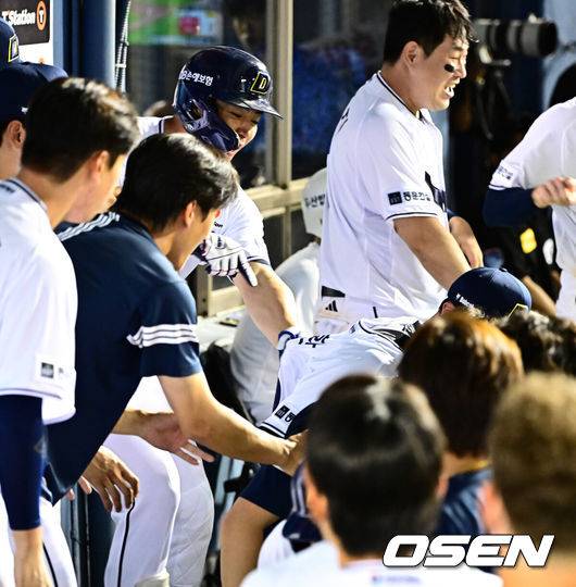 [OSEN=잠실, 지형준 기자] 6일 오후 서울 잠실구장에서 ‘2025 신한 SOL Bank KBO리그’ 두산 베어스와 KT 위즈의 경기가 열렸다.두산은 최승용, KT는 엔마누엘 데 헤이수스를 선발로 내세웠다.두산은 이날 2024시즌을 끝으로 은퇴를 선언한 김재호의 은퇴식을 개최한다. 은퇴식 테마는 ‘베어스 올타임 No.1 유격수 김재호’이다. 김재호는 은퇴선수 특별 엔트리를 통해 1군 엔트리에도 이름을 올렸다.&nbsp;8회말 무사 1,2루에서 두산 김재환이 역전 스리런포를 날리고 조성환 감독대행과 어부바 세리머니를 하고 있다. 2025.07.05 /jpnews@osen.co.kr