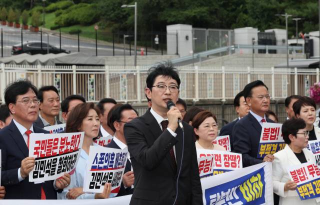 ▲국민의힘 주진우 의원이 1일 서울 용산 대통령실 앞에서 열린 현장 의원총회에서 발언하고 있다. ⓒ연합뉴스