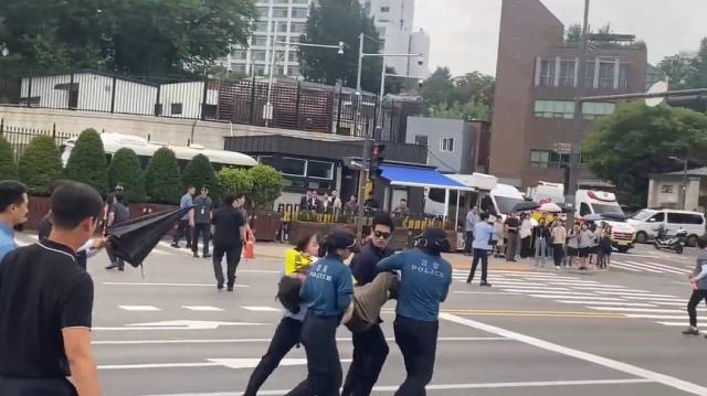 ▲7월 4일 오전, 김현욱 가덕도신공항백지화시민행동 집행위원이 경찰에 의해 사지가 붙들려 끌려 나오고 있다. ⓒ희음(가덕도신공항백지화시민행동)
