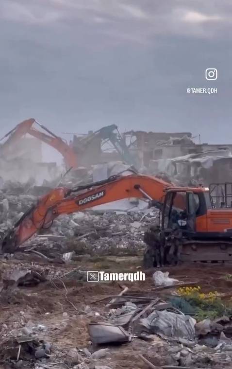 ▲팔레스타인인 X 유저가 직접 촬영해 올린 두산 중장비가 팔레스타인 가옥을 파괴하는 모습. ⓒX(@tamerqdh)