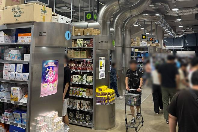 경기도 성남시에 문을 연 창고형 약국 ‘메가팩토리약국’ 내부 모습.&nbsp;소비자들이 쇼핑카트를 끌고 약국을 둘러보며 필요한 일반의약품과 건강기능식품을 직접 고르는 모습이 눈에 띈다.&nbsp;온라인 커뮤니티 캡처