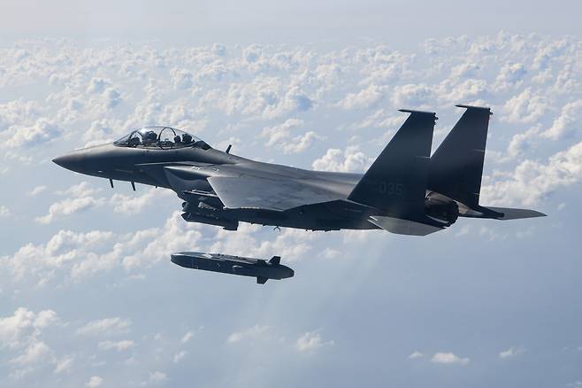 한국 공군 F-15K 전투기에서 타우러스 장거리 공대지미사일을 발사하고 있다. 세계일보 자료사진