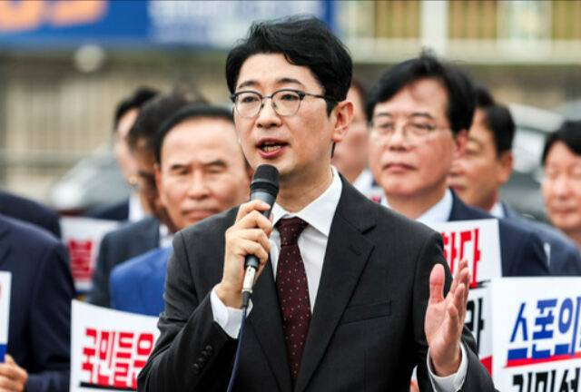 국민의힘 주진우 의원이 지난 1일 서울 용산구 대통령실 앞에서 열린 현장 의원총회에서 발언하고 있다. 뉴시스