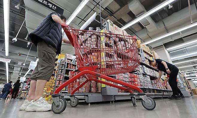 서울의 한 대형마트에서 장 보는 시민들. 연합뉴스