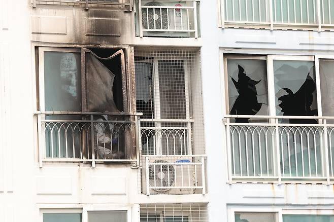 자매 2명이 숨진 부산 기장군의 한 아파트 6층 화재 현장에서 지난 3일 오전 경찰, 소방, 국립과학수사연구원 등이 합동 감식을 벌이고 있다. 부산=연합뉴스