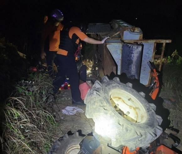 경운기에 깔린 80대 남성을 구조하는 소방당국. 제주소방안전본부 제공