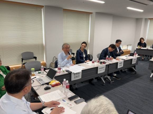 지난 5일 일본 도쿄 와세다대 캠퍼스에서 열린 ‘한국 신정부의 외교정책 전망 대일·대미·대중·대북 정책’ 회의에서 한일 양국의 학자 20여 명이 비공개로 의견을 나누고 있다. 와세다대 일미연구소 제공