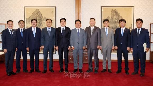김민석 국무총리와 김병기 더불어민주당 대표 직무대행 겸 원내대표, 강훈식 대통령 비서실장 등이 6일 오후 서울 종로구 삼청동 국무총리 공관에서 열린 이재명 정부 첫 고위당정협의회에서 기념촬영을 하고 있다. 2025.7.6 이지훈 기자