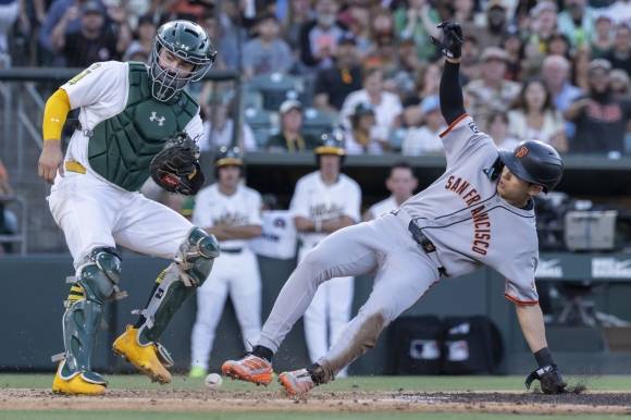 샌프란시스코 자이언츠 이정후가 6일(한국시간) 미국 캘리포니아주 새크라멘토의 서터헬스파크에서 열린 2025 미국 메이저리그(MLB) 정규시즌 애슬레틱스와의 원정 경기에서 득점하고 있다. AP 연합뉴스