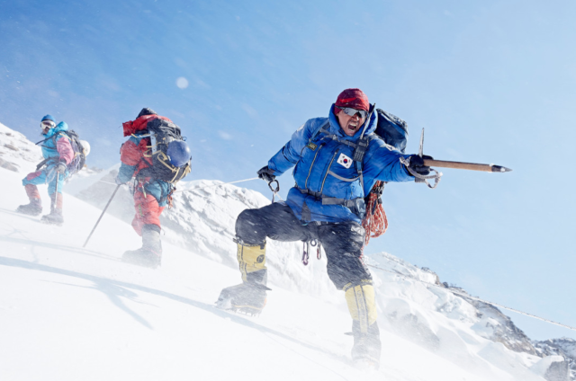 영화 '히말라야' 스틸컷. 극중 황정민은 산악인 엄홍길 대장 역을 맡았다. 사진 제공=CJ 엔터테인먼트