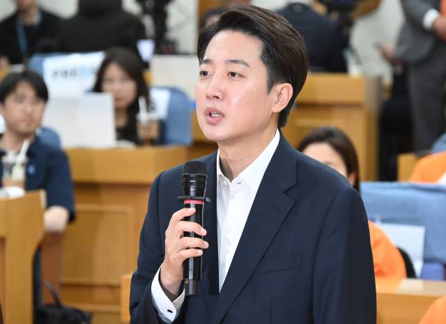 이준석 개혁신당 대선 후보가 3일 서울 여의도 의원회관에 마련된 개표상황실에 방문해 낙선 인사를 하고 있다. 오승현 기자 2025.06.03