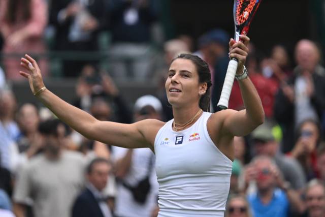 5일(현지 시간) 윔블던 16강행을 확정지은 후 기뻐하는 에마 나바로. EPA연합뉴스