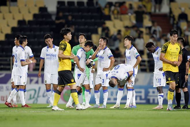 인천 선수들이 5일 광양축구전용경기장에서 열린 전남과 원정경기에서 1-2로 패한 뒤 아쉬워하고 있다. 사진제공｜한국프로축구연맹
