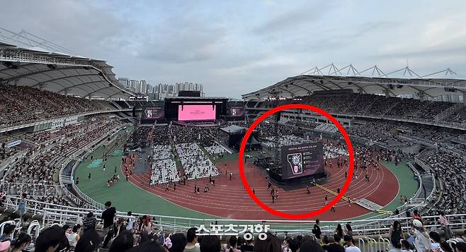 블랙핑크 고양 콘서트 중앙에 놓인 스크린이 일부 좌석의 시야를 방해해 이에 대한 불만이 이어지고 있다. 온라인 커뮤니티 캡처