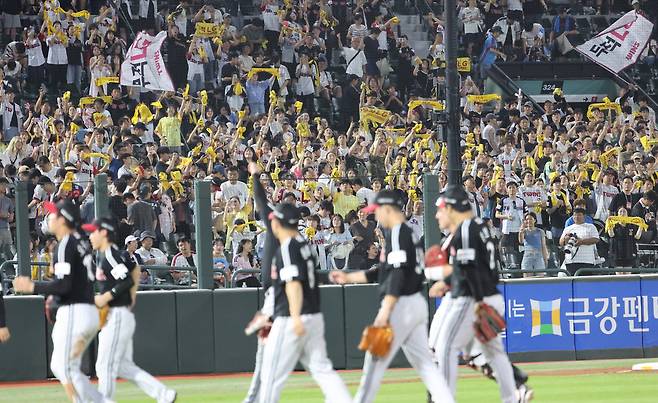 LG  선수들이 지난 1일 부산 사직야구장에서 열린 롯데와의 경기에서 3대 2로 이긴 뒤 그라운드를 걸어 나가고 있다. 연합뉴스