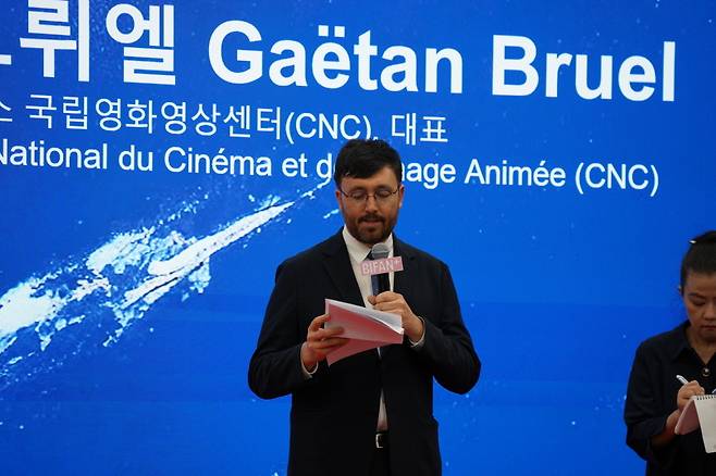 축사하고 있는 가에탕 브뤼엘 프랑스 CNC(Centre national du cinema et de l’image animee) 회장