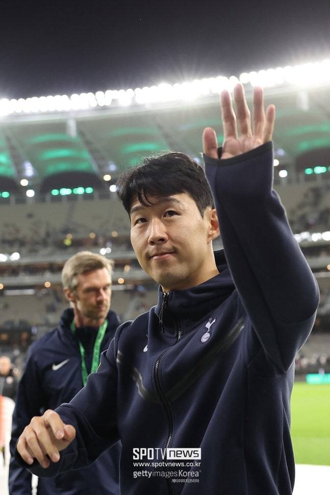 ▲ 팀 토크는 "손흥민은 분명 역대 최고의 한국 선수이자 아시아 축구 통틀어서도 최고일 것이다. 토트넘 역사에서도 최고의 선수 중 한 명"이라면서도 "어쩌면 구단은 손흥민에게 무자비한 요청을 해야할 수도 있다"고 말했다.