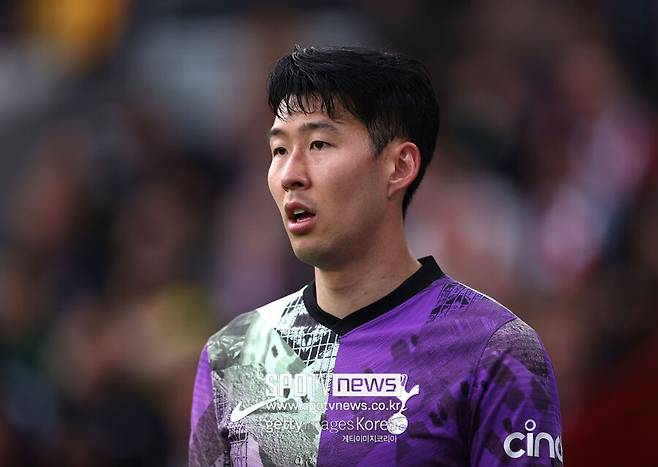 ▲ 손흥민은 자타공인 토트넘 레전드다. 2015년 8월 바이어 04 레버쿠젠을 떠나 토트넘 유니폼을 입은 뒤 언제나 간판으로 불렸다. 입단 첫 시즌에는 잉글랜드 무대 적응에 어려움을 겪으며 8골 5도움에 그치기도 했지만, 이듬해부터 우리가 아는 손흥민의 역량을 잘 보여줬다.