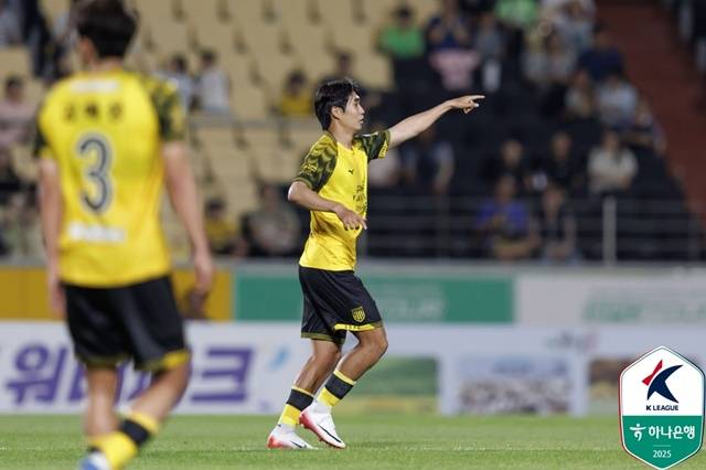 정지용(오른쪽). /사진=한국프로축구연맹 제공