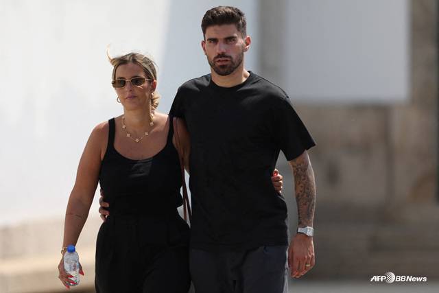 디오고 조타의 장례식에 참석한 후벵 네베스(오른쪽). /AFPBBNews=뉴스1