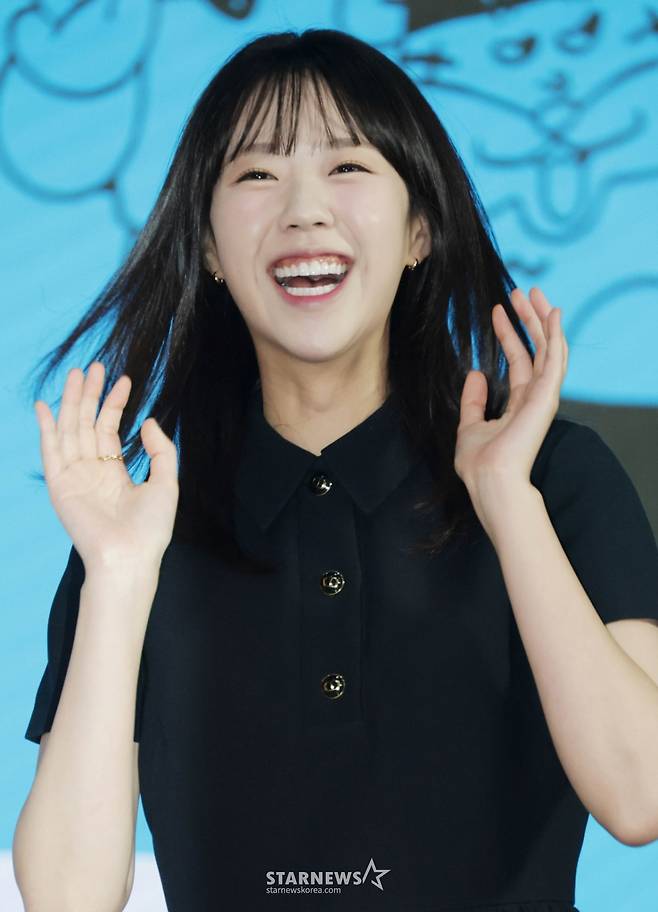 배우 지예은이 10일 오전 서울 여의도 KBS 별관에서 진행된 KBS 2TV 예능 '크레이지 리치 코리안' 제작발표회에서 포즈를 취하고 있다.  다양한 분야에서 본업에 미쳐 성공을 이룬 K-피플들을 직접 찾아가 그들의 삶과 철학과 열정을 조명하는 휴먼 리얼리티 예능 '크레이지 리치 코리안'은 오는 15일 첫 방송된다. /2025.06.10 /사진=이동훈 photoguy@