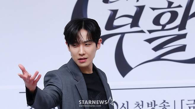 배우 이준이 27일 오후 서울 양천구 목동 SBS 사옥에서 진행된 금토드라마 '7인의 부활' 제작발표회에 참석해 포즈를 취하고 있다.  '7인의 부활'은 지난해 11월 종영한 '7인의 탈출'이 리셋된 복수의 판, 다시 태어난 7인의 처절하고도 강렬한 공조를 그린 작품이다. 오는 29일 첫 방송. 2024.03.27 /사진=김창현