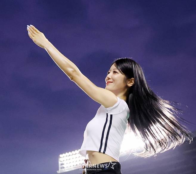 [포토]'하늘이 참 곱죠?'  KT 신세희