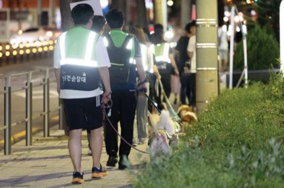 6월 18일 서울 강서구에서 진행된 반려견 순찰대 합동순찰 현장. 순찰견과 견주로 구성된 30개 팀이 함께 밤거리를 돌아보며 치안 상황을 점검했다. 지호영 기자